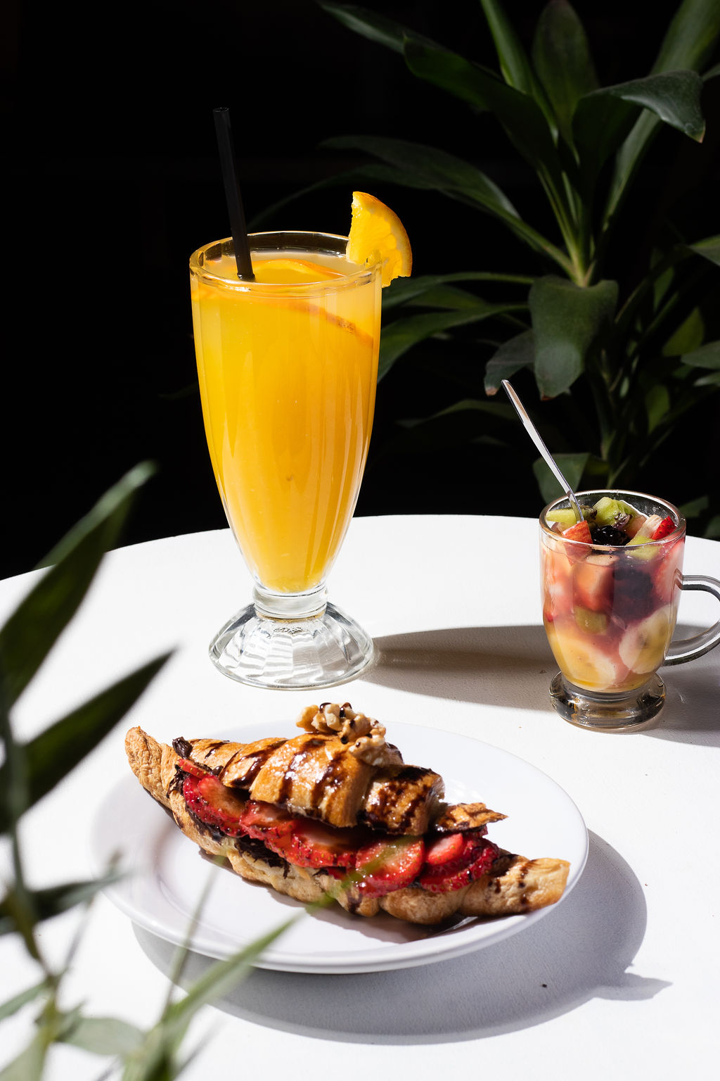 Croissant con frutilla y jugo de naranja