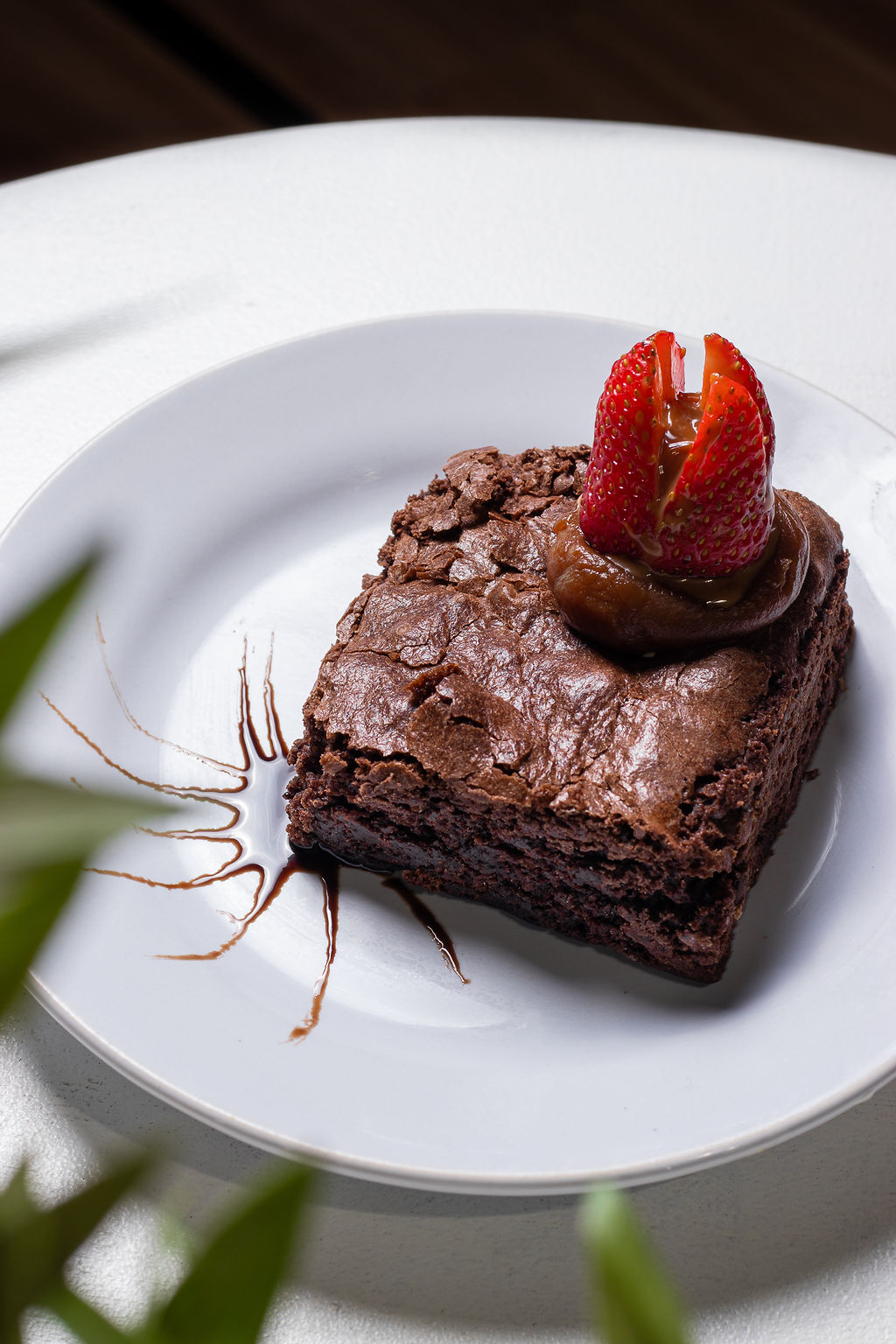 Brownie con frutilla - luz natural suave