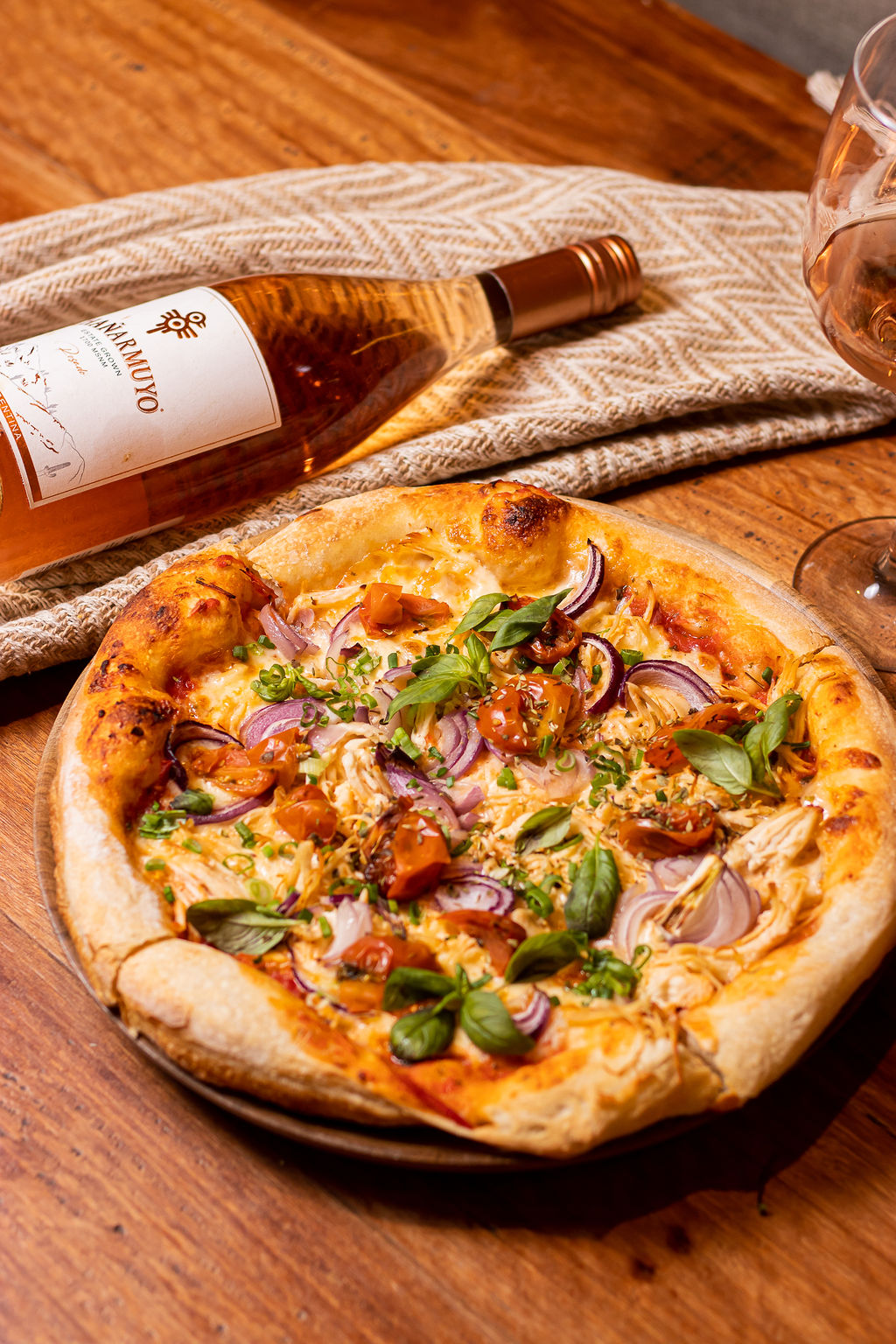Pizza artesanal con vino rosado Mañarmuyo