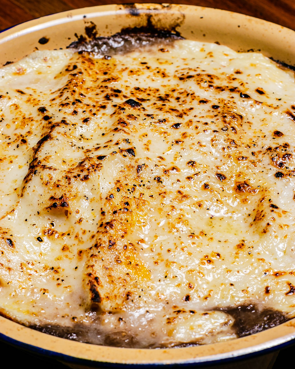 Gratinado de queso en cazuela - macro íntimo