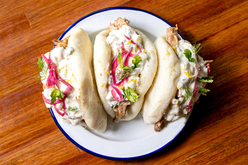 Bao buns con cebolla encurtida rosada