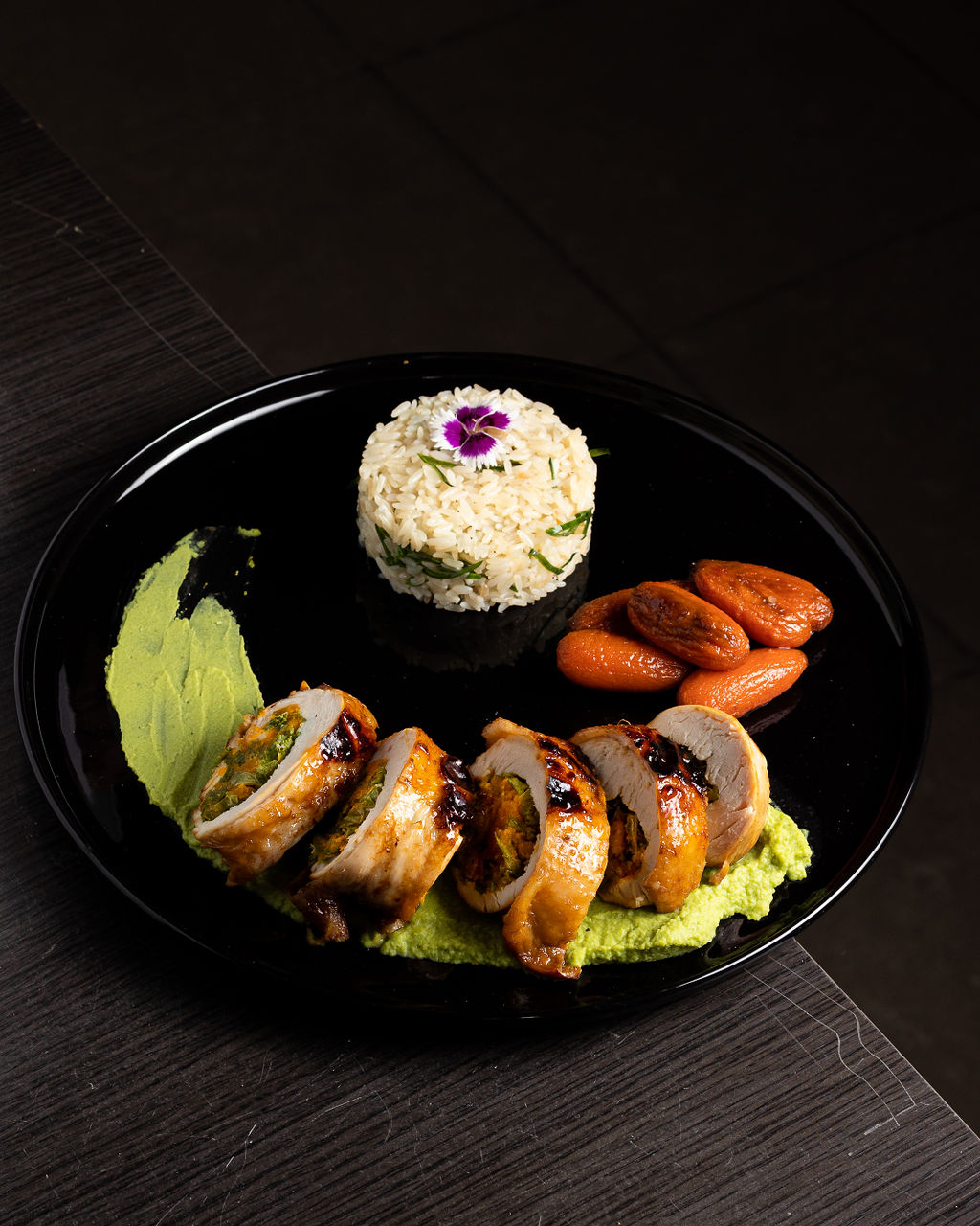 Pollo relleno con arroz negro y flores comestibles