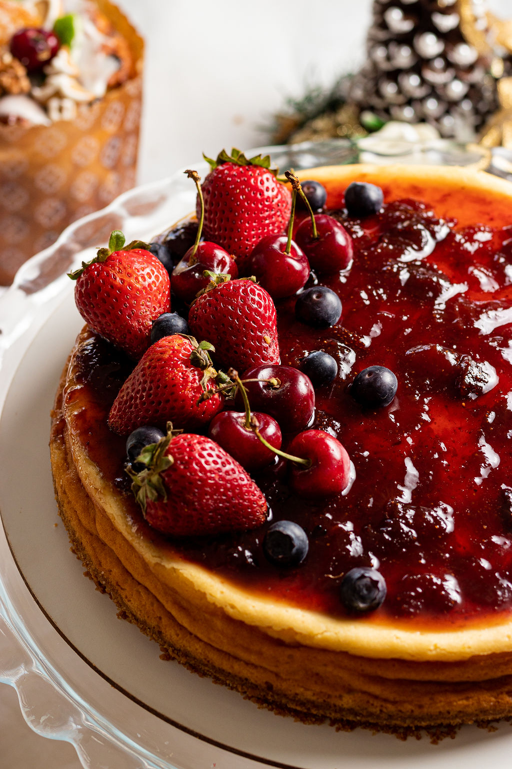 Cheesecake navideño de frutas rojas - close up