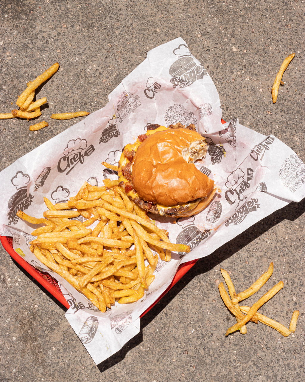 Burger con papas fritas - flat lay en papel