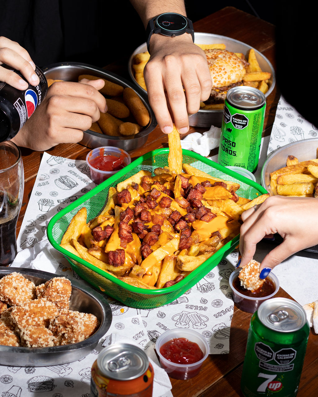 Papas con cheese bacon en canasta verde