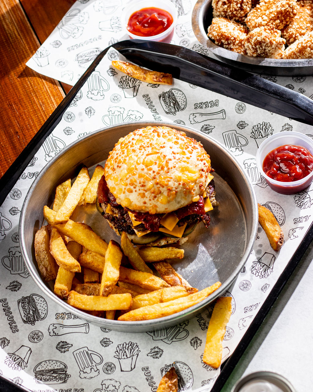 Mesa completa con papas, burgers y bebidas