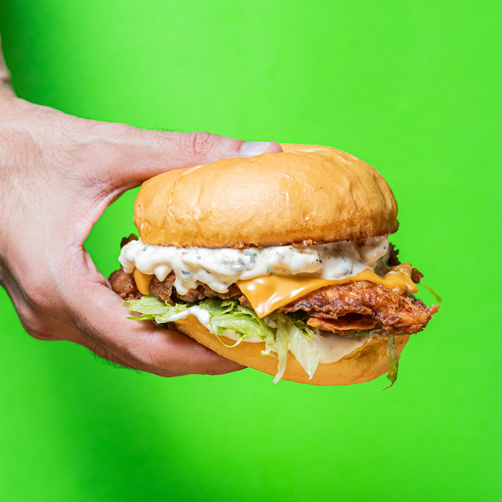 Mega burger triple con queso derretido