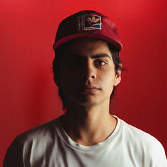 Retrato joven gorra roja fondo rojo