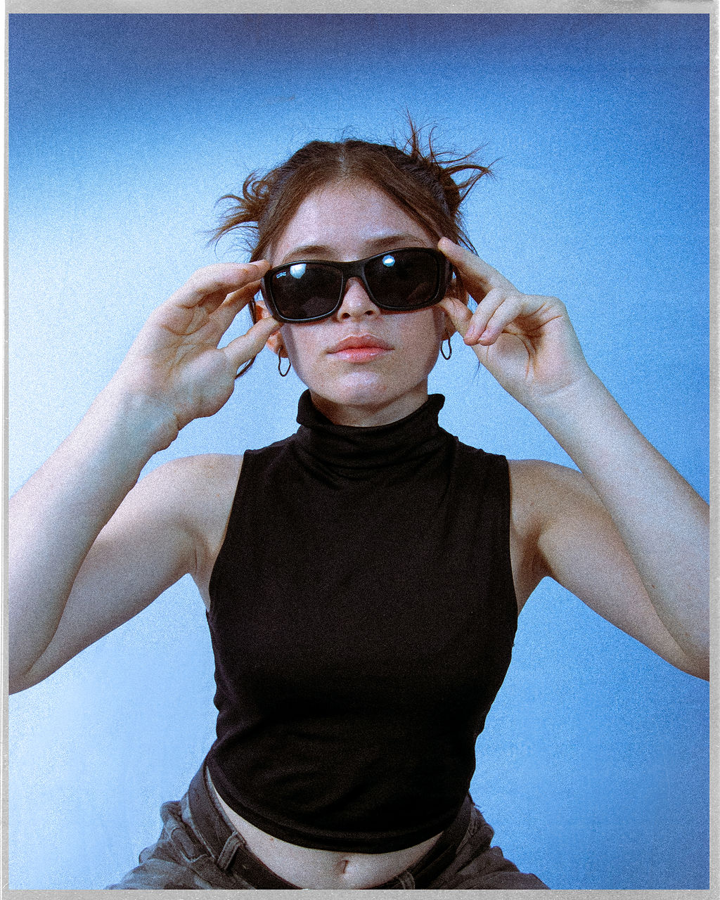 Retrato mujer anteojos fondo azul