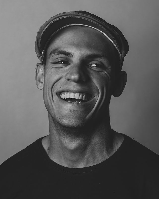 Retrato B&W sonrisa alta expresión
