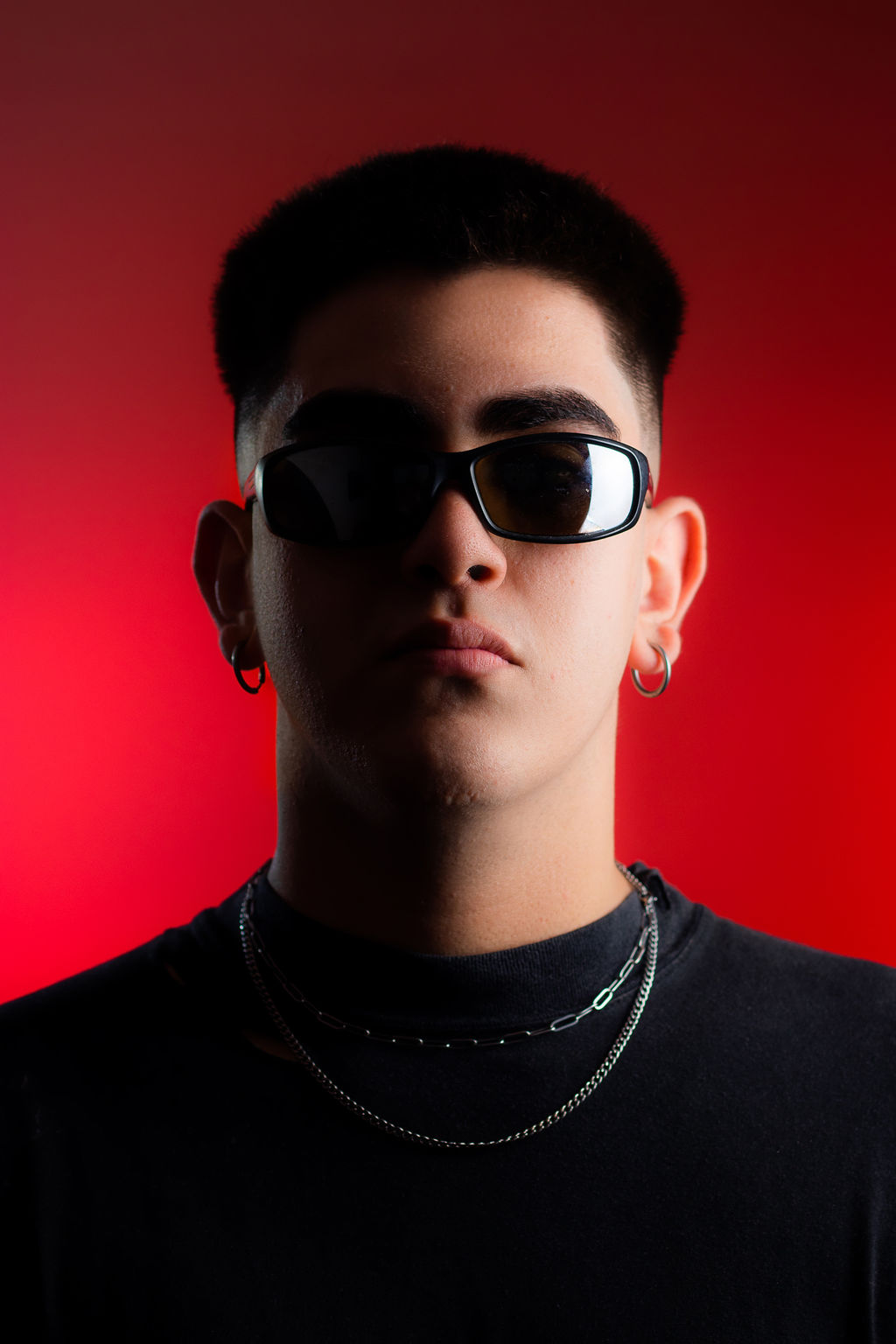 Retrato joven con anteojos - fondo rojo dramático