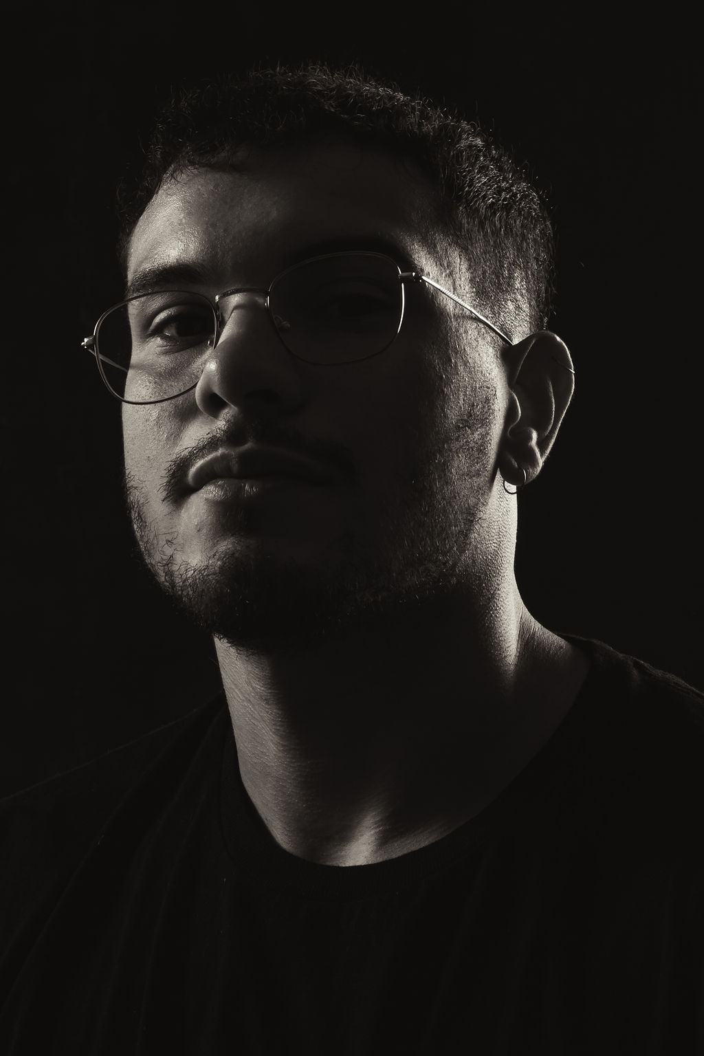 Retrato editorial en blanco y negro por Luciano Falón